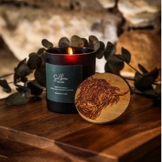 Black Candle-Scenic Highland Cow Tobacco & Vanilla Black Candle-Scenic Highland Cow Tobacco & Vanilla